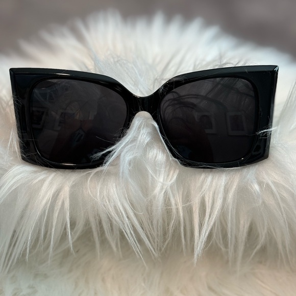 High End Fashion Shade - Picture 5 of 5